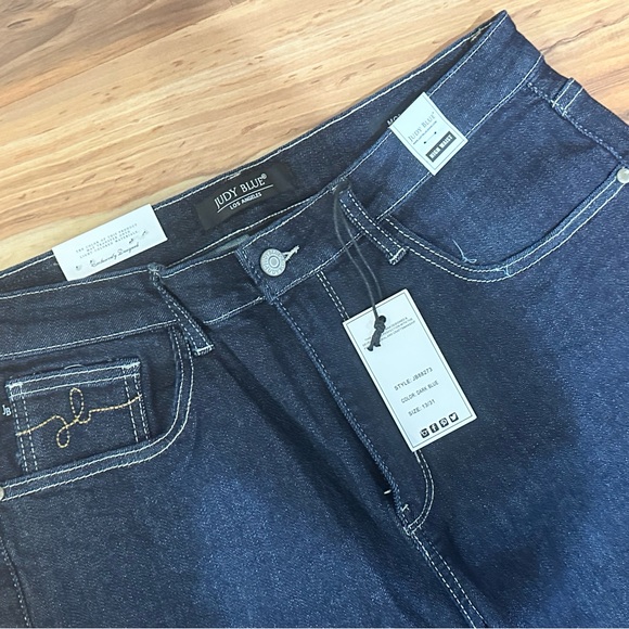 Judy Blue Woman’s High Waist Mom Jeans 13/31 - Picture 3 of 8